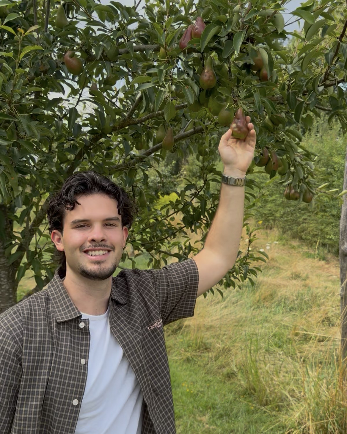 Dilano buiten in een boomgaard